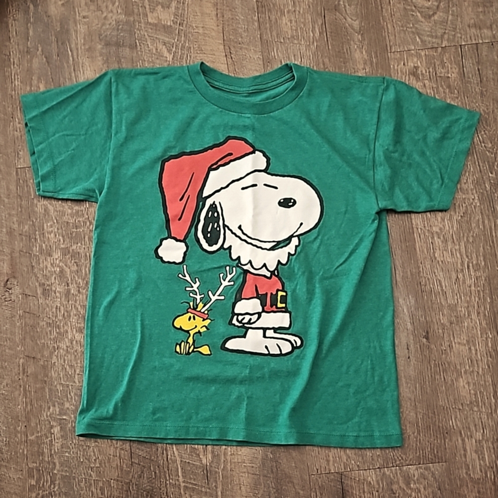 Peanuts t-shirt, green, Snoopy Santa hat Woodstock deer Christmas Charlie Brown